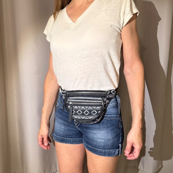 Forever 21 Black and White Belt Bag Fanny Pack - Picture 4 of 16